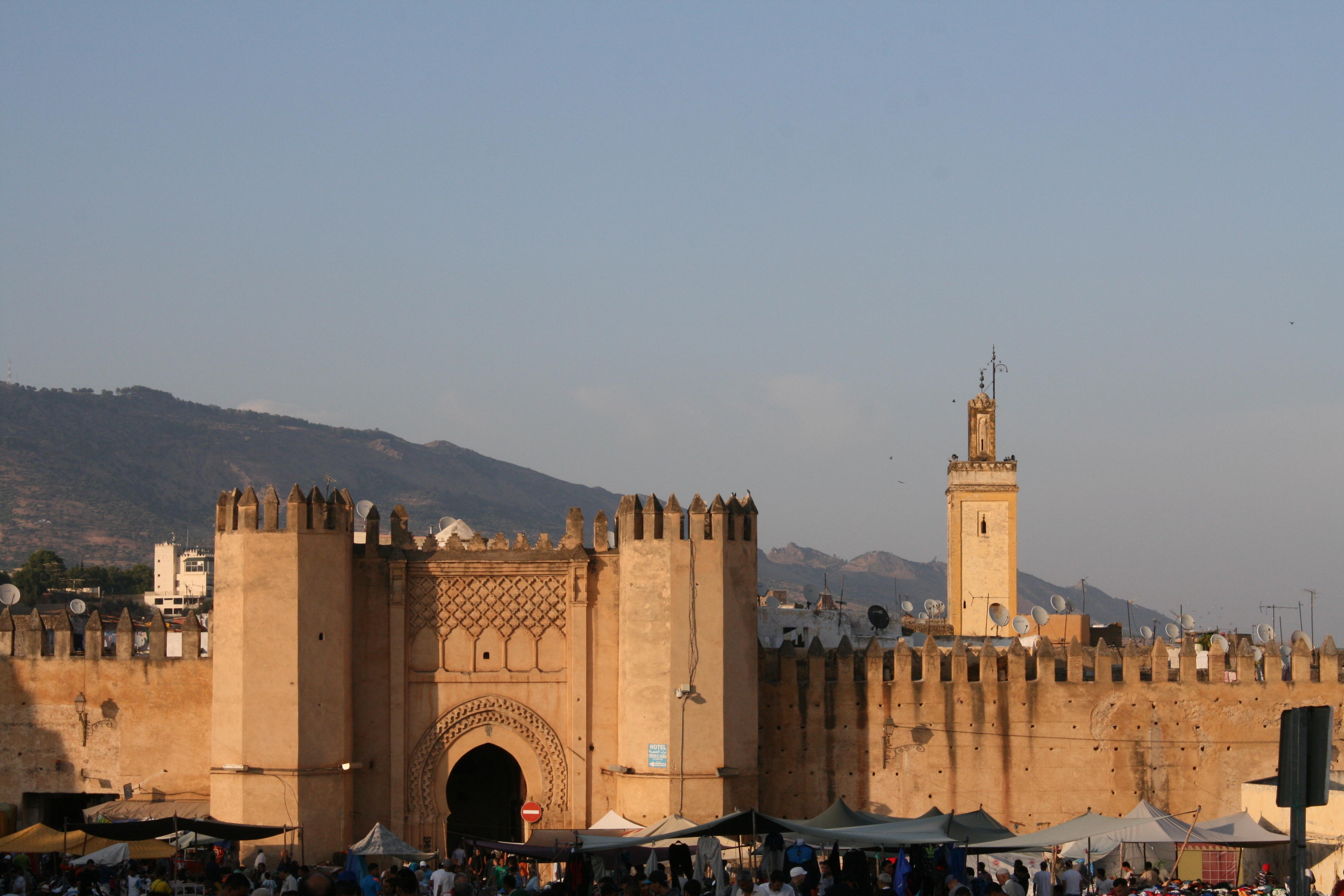 De stadsmuur van Fez