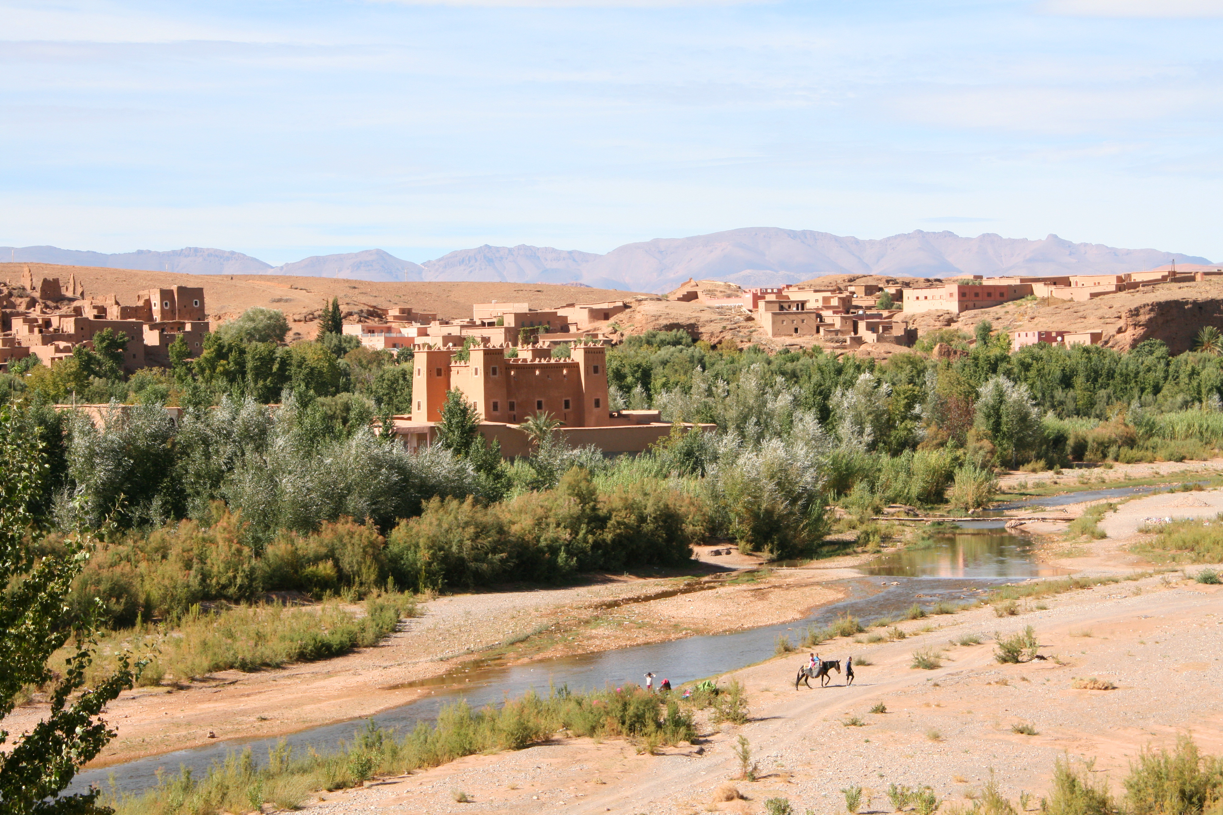 Dorpjes die opgaan in de omgeving