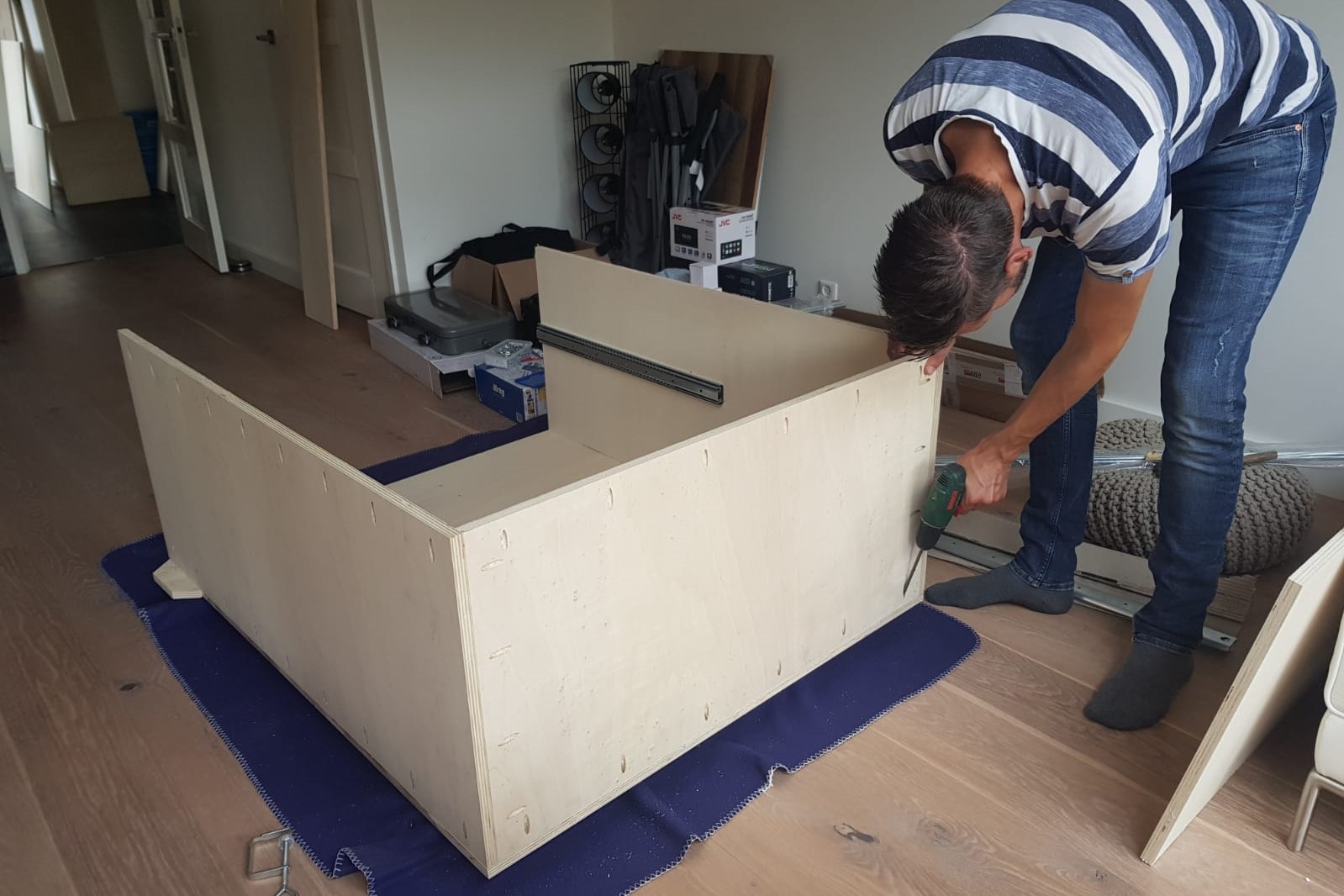 In elkaar schroeven van de kist.