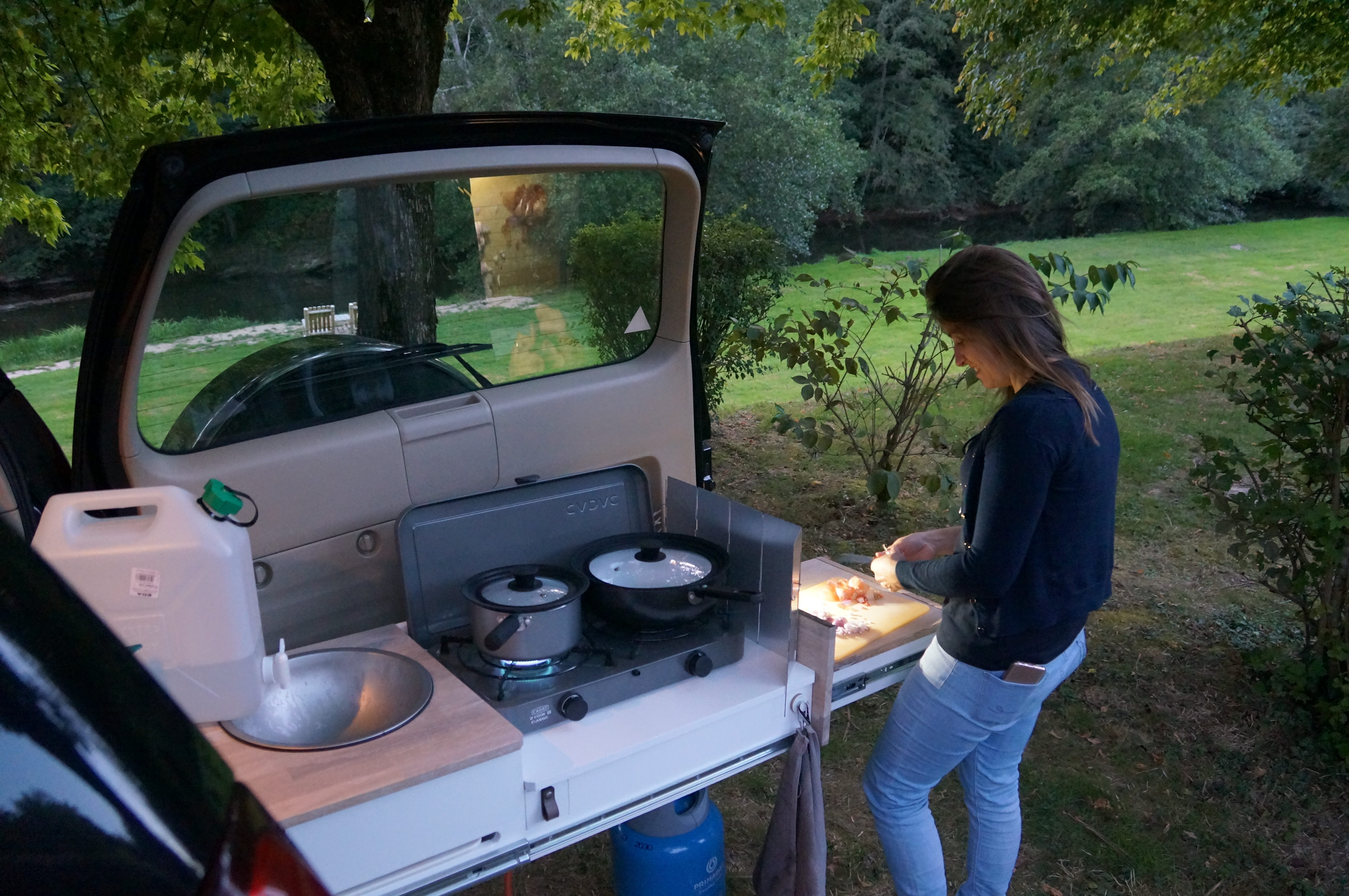 De eerste keer koken in de nieuwe keuken.