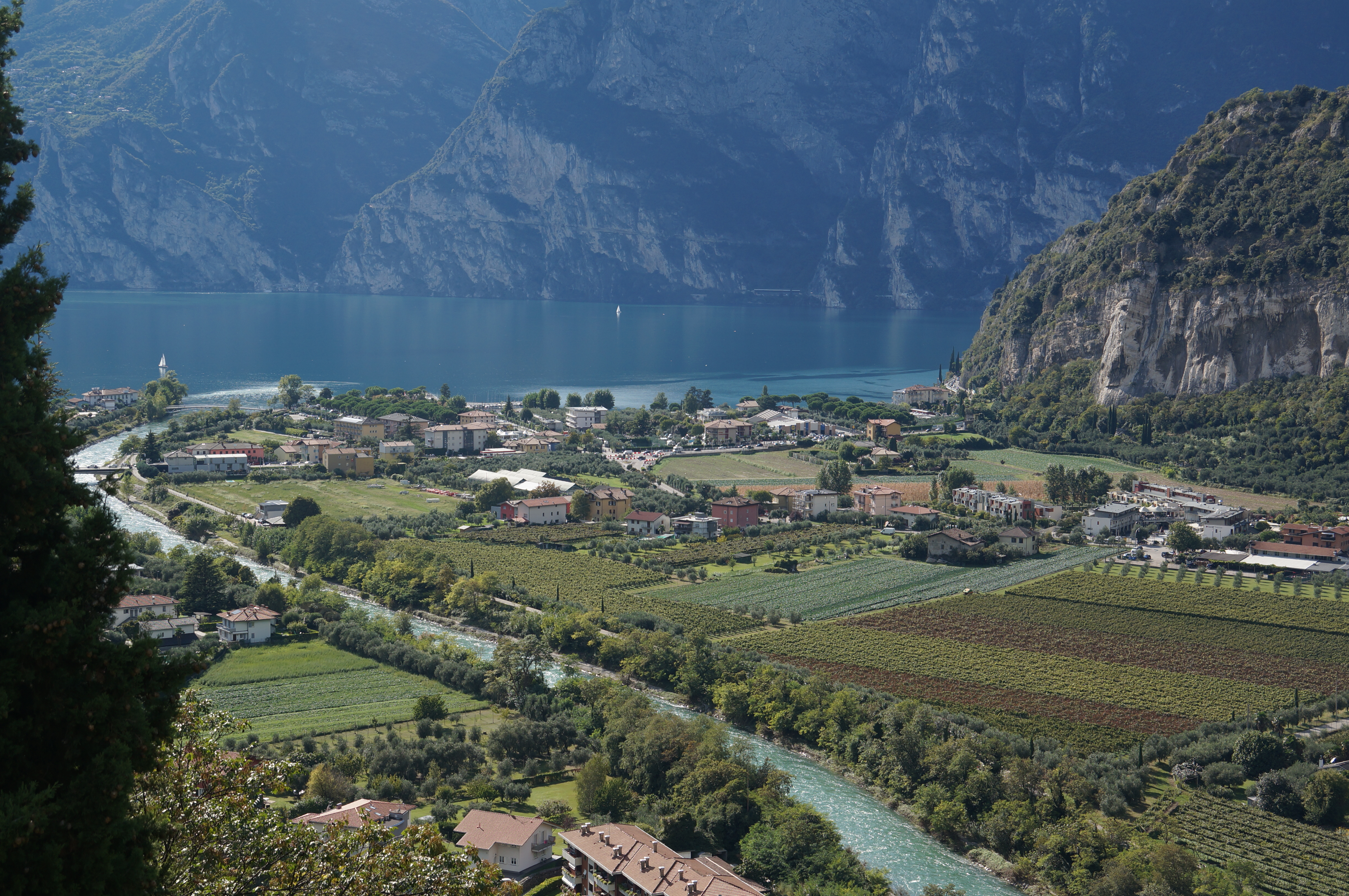 Uitzicht op het Gardameer en de wijnvelden.