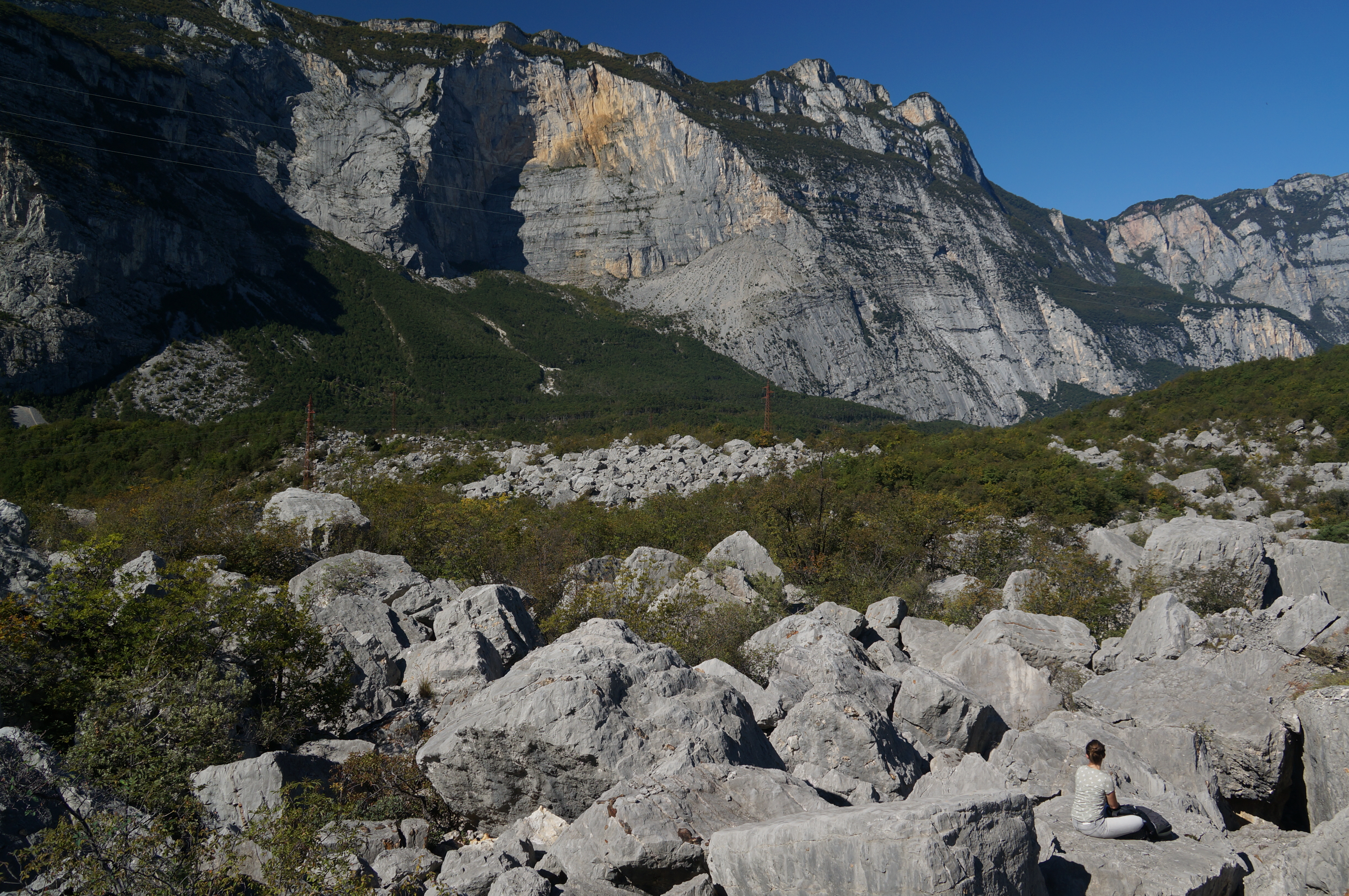 Even pauze tijdens een wandeling bij het Gardameer.